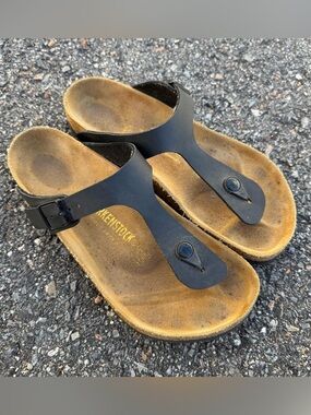 Birkenstock Gizeh Sandals Womens Size 8.5 EU 39 Pebbled Brown Leather Thong Boho